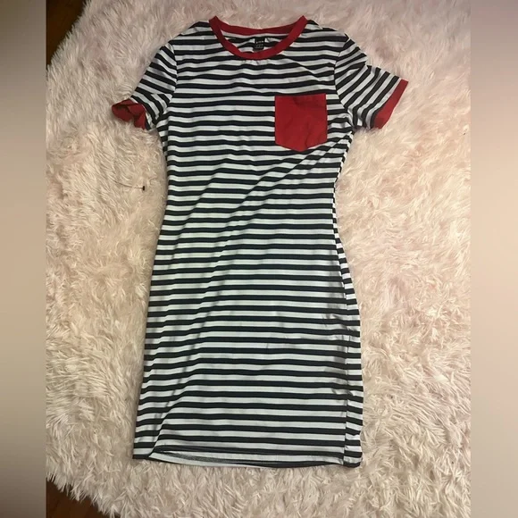 15 dresses (read) - Picture 8 of 16